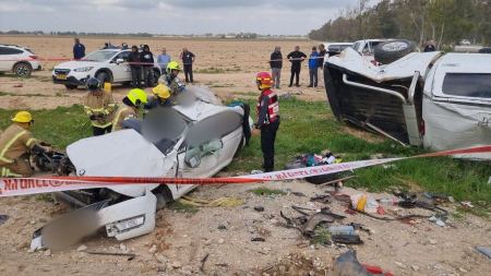 مصرع 4 أشخاص بنيهم طفلتين بحادث طرق في النقب